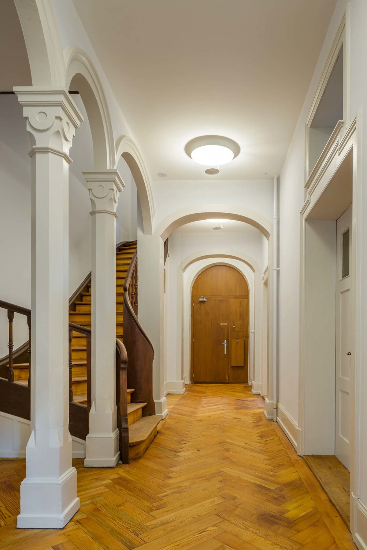 Auftraggeber: Römisch-katholische Gesamtkirchgemeinde Bern und Umgebung Architektur: Spörri Graf Partner APP AG Möblierung: teo jakob Fotografie: Markus Beyeler