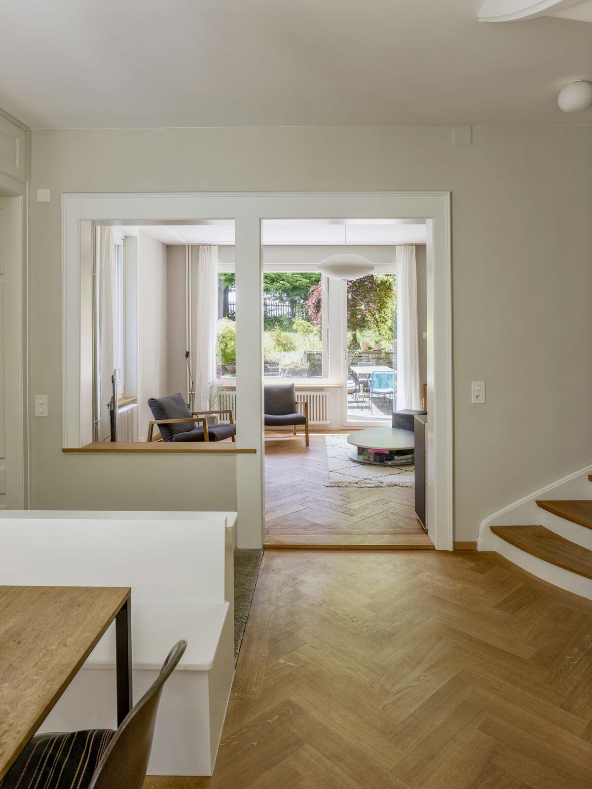 „Leise Töne, starke Wirkung“ – die Farb- und Lichtgestaltung fügt sich respektvoll ins historische Wohnhaus ein und lässt durch subtile Nuancen eine ruhige, zeitlose Atmosphäre entstehen.