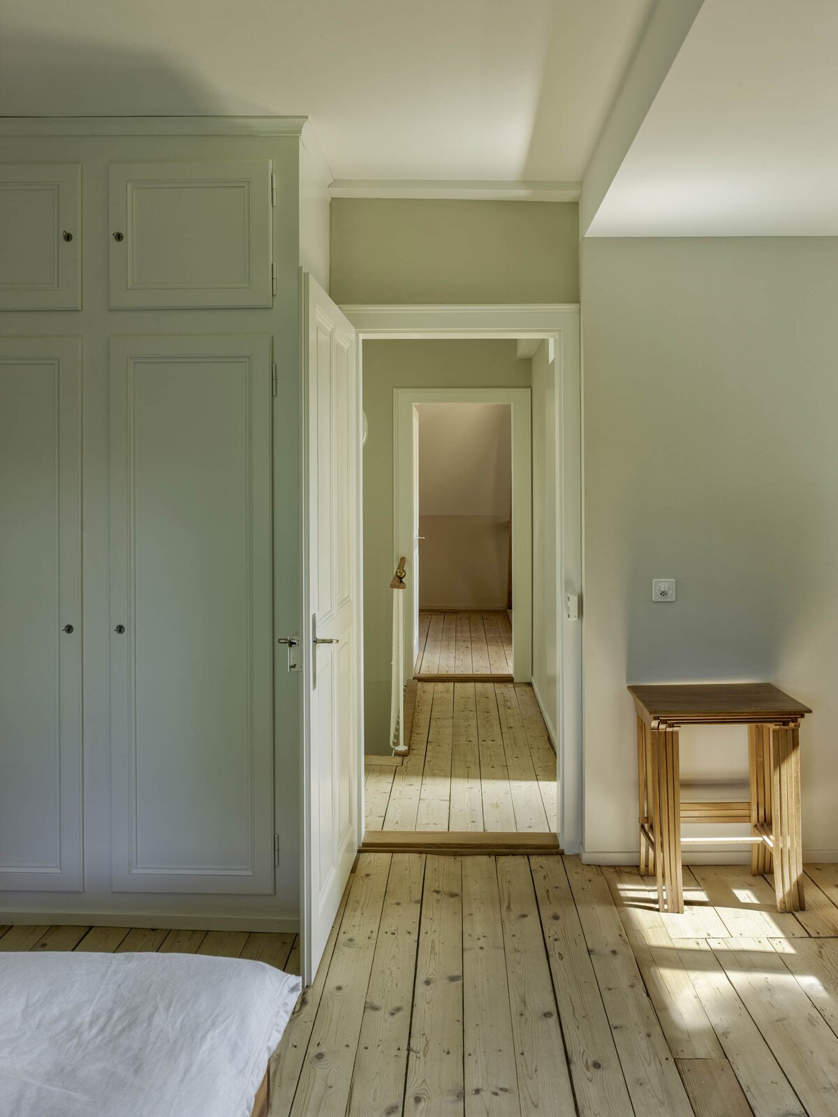 „Leise Töne, starke Wirkung“ – die Farb- und Lichtgestaltung fügt sich respektvoll ins historische Wohnhaus ein und lässt durch subtile Nuancen eine ruhige, zeitlose Atmosphäre entstehen.