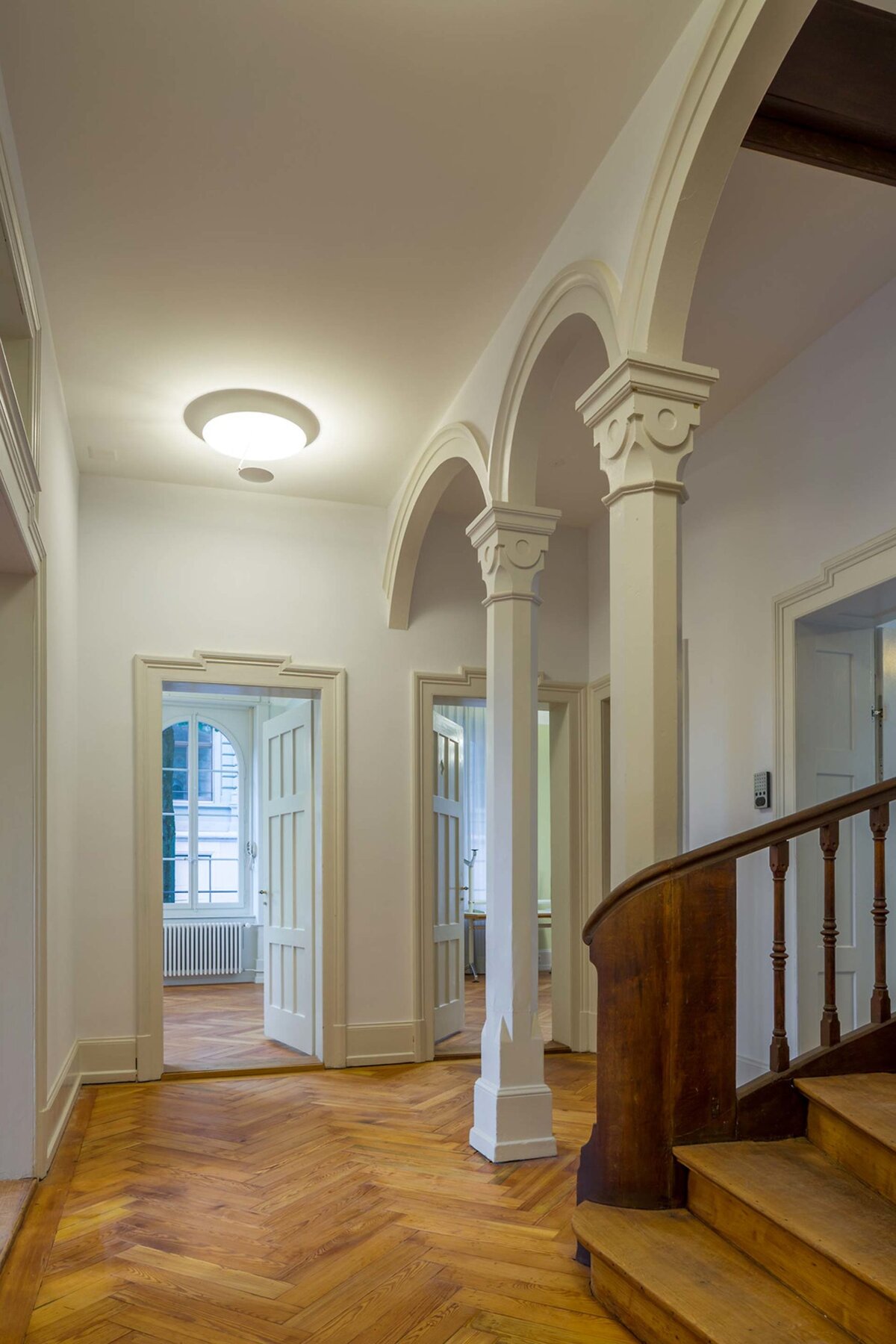 „Atmosphäre zwischen Tradition und Gegenwart“ – die Beleuchtung und textile Gestaltung verwandeln das historische Pfarrhaus in einen Ort, der sowohl feierliche Vorträge wie auch alltägliche Arbeiten in stimmungsvollem Licht erlebbar macht und den Geist des Hauses mit zeitgemässer Eleganz trägt.