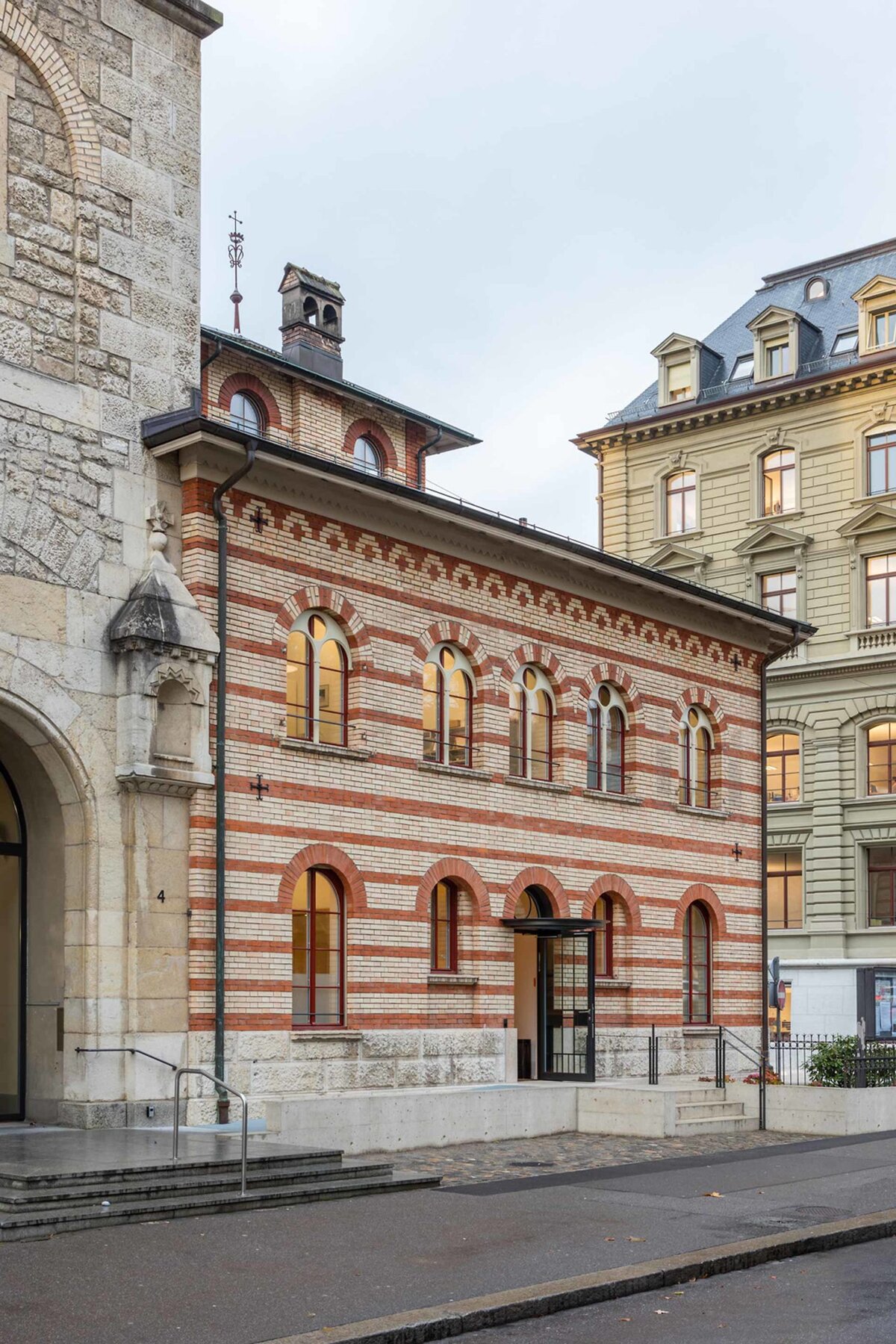 „Atmosphäre zwischen Tradition und Gegenwart“ – die Beleuchtung und textile Gestaltung verwandeln das historische Pfarrhaus in einen Ort, der sowohl feierliche Vorträge wie auch alltägliche Arbeiten in stimmungsvollem Licht erlebbar macht und den Geist des Hauses mit zeitgemässer Eleganz trägt.