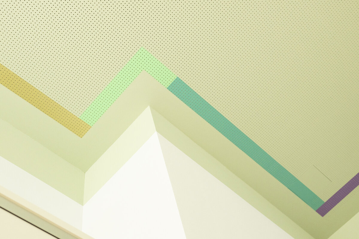 „Atmosphäre im Austausch“ – durch gezielte Farb- und Lichtakzente verwandeln sich überhöhte, nüchterne Räume in Orte, die Intimität, Kreativität und Dialog gleichermassen fördern.